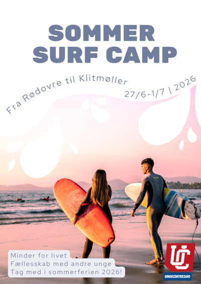 to mennesker ved stranden med surfboards i solnedgang
